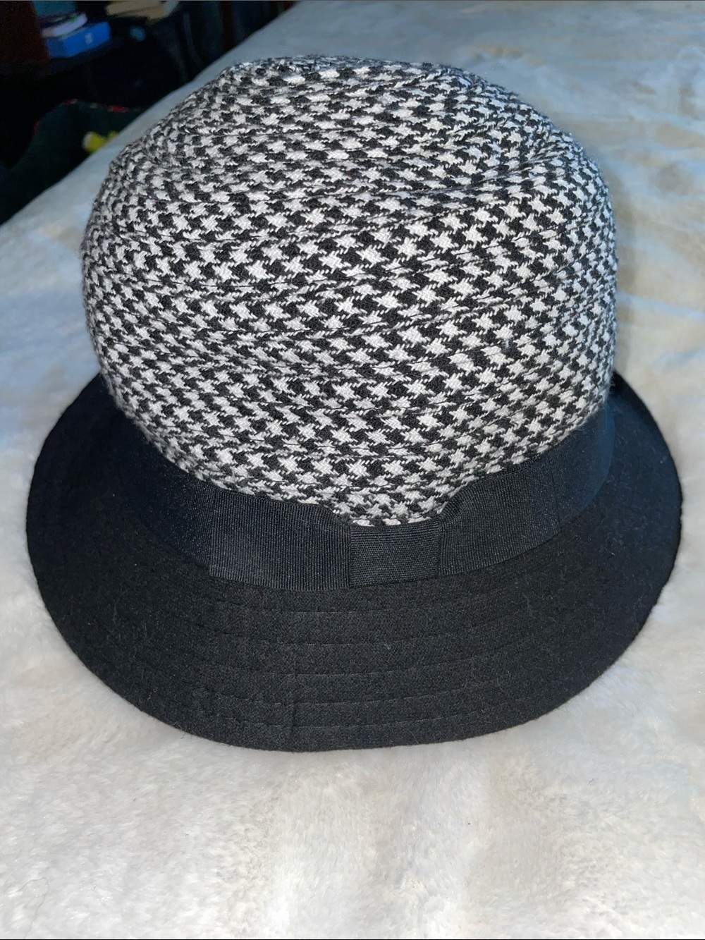 Nine West Black & White Woven Hat w/houndstooth print